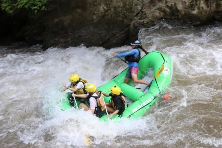 people white river rafting in the Balsa river
